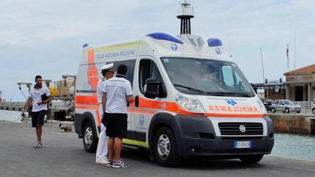 Bimba di 11 mesi cade nelle acque del porto di Rimini imbrigliata al passeggino