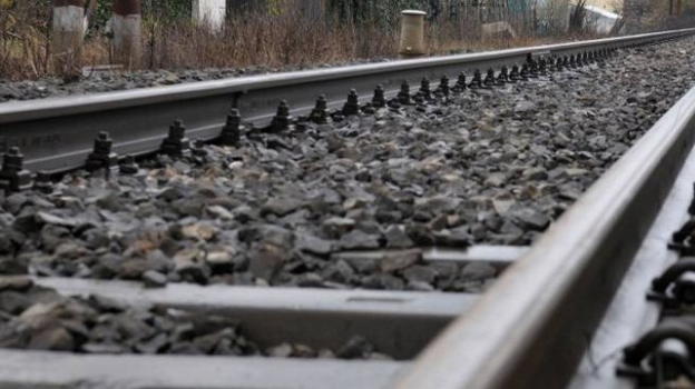 Si sdraia sulle rotaie mentre passa il treno: 58enne rimane illeso