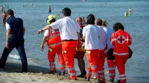 65enne ha un malore e muore in spiaggia davanti ai bagnanti