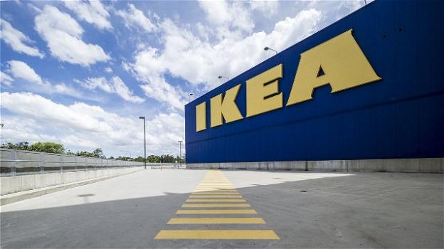 Piacenza, dipendenti Ikea sprovvisti di Green Pass pranzano seduti a terra