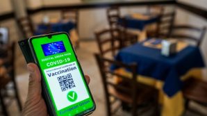Green pass, al ristorante con certificati falsi: scatta la denuncia per 3 giovani