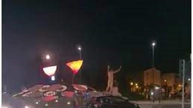 Ballano nudi sull’auto dei carabinieri: com’è finita a due turisti tedeschi