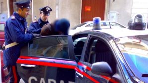 Blocca l’auto della sua ex compagna e le spara: il proiettile s’incastra nella portiera
