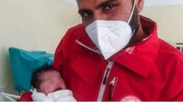 La piccola Hina, profuga afghana, nasce in Italia: il padre è stato fucilato dai talebani