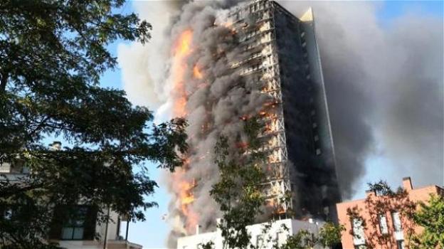 Inferno a Milano, Torre Moro avvolta dalle fiamme: panico e continue esplosioni