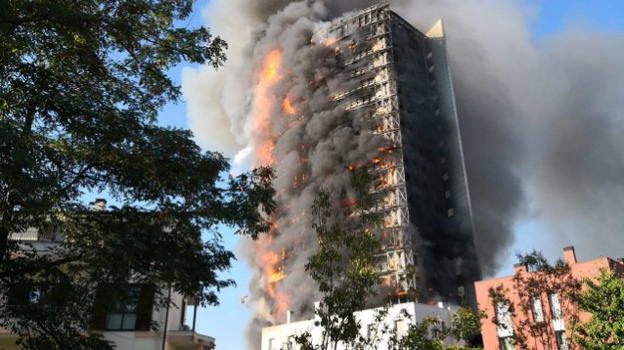Maxi incendio e tanta paura in uno dei grattacieli di Milano