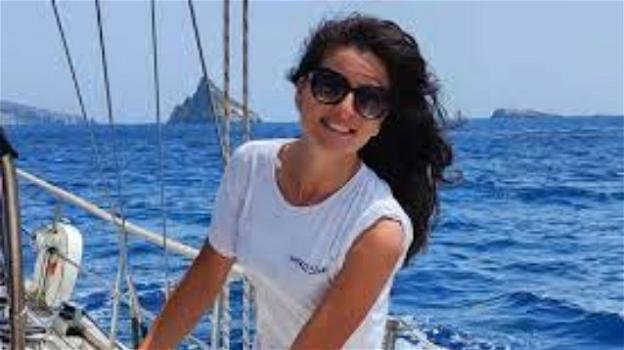 Castellammare di Stabia, barca in fiamme: Giulia muore asfissiata a 29 anni