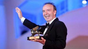 Roberto Benigni vince il Leone d’Oro e lo dedica alla moglie: