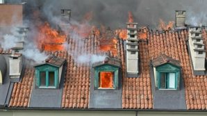 Fiamme in un palazzo del centro di Torino