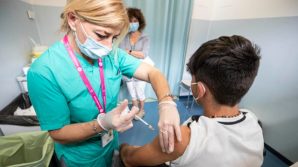 Covid-19, Ema frena sull’obbligo vaccinale: