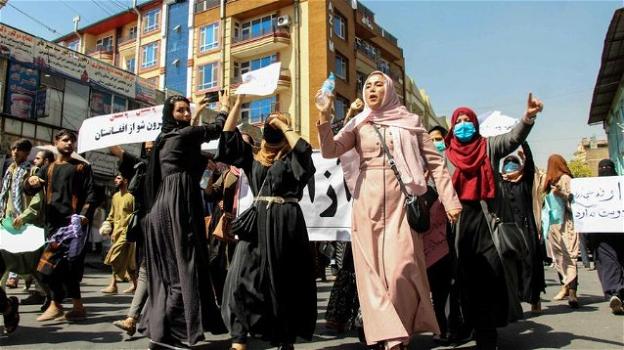 Il coraggio delle donne afghane che scendono in piazza a rivendicare i loro diritti