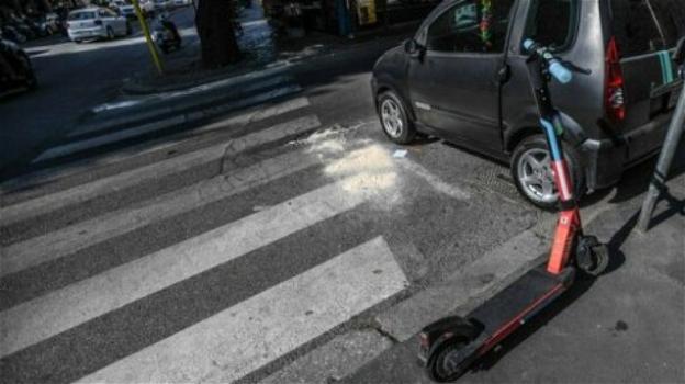 Roma, scontro tra auto e monopattino: un morto