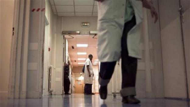 Esausto dopo 250 ore di straordinari per Covid, infermiere muore di overdose da antidolorifici