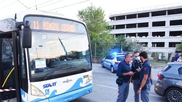 Rimini, richiedente asilo accoltella 5 persone su un bus: gravemente ferito un bimbo