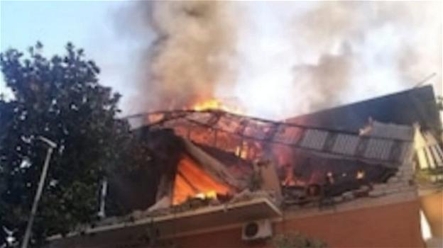 Roma, esplosione e crollo in un palazzo a Torre Angela: 2 feriti mentre si scava tra le macerie