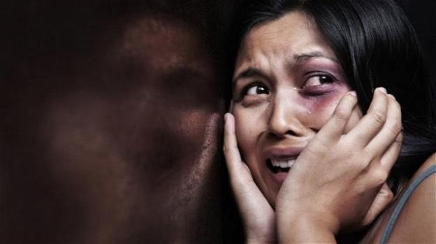 India, stuprata in un furgone con una sbarra di ferro: donna muore tra atroci sofferenze