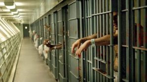 Firenze: detenuti tentano di dare fuoco ad una guardia carceraria