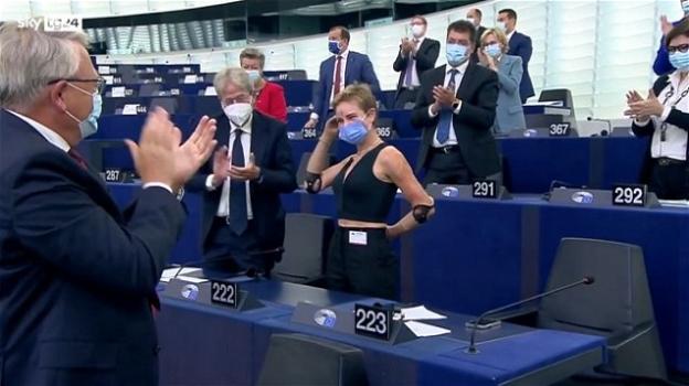 Bebe Vio standing ovation al Parlamento europeo. A von der Leyen: "Prossima volta carbonara a Trastevere"
