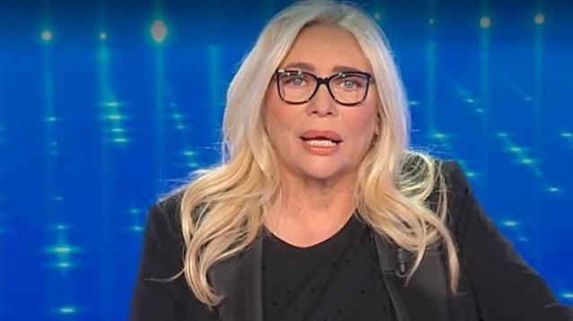 Mara Venier dice addio alla tv: "Sono stanca, basta!", il gesto dopo Domenica In