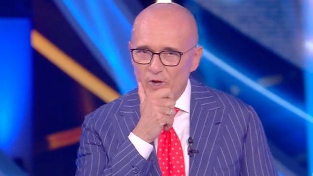 Alfonso Signorini e il discorso contro il politicamente corretto: Il web non ci sta