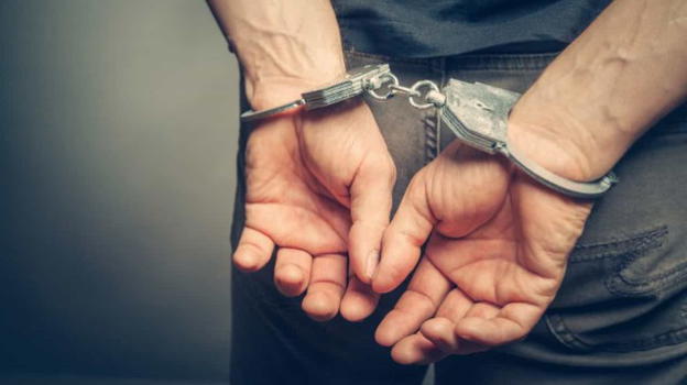 Pisa, adescava minorenni iscritte all’associazione di rievocazione storica per poi violentarle. 70enne arrestato