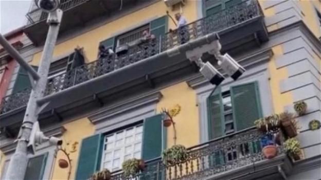 Bimbo caduto dal balcone a Napoli: spunta un testimone