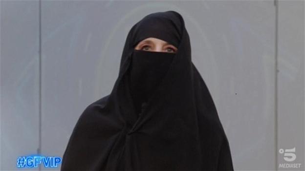 GF Vip, Jo Squillo si presenta in diretta con il burqa: "Lo faccio per le donne di Kabul"