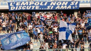 Stadio inaccessibile ai disabili, gli ultras dell’Empoli li portano in braccio sugli spalti