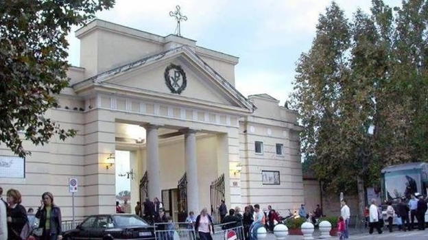 Salerno, si toglie la vita davanti al cimitero dove è sepolto il figlio