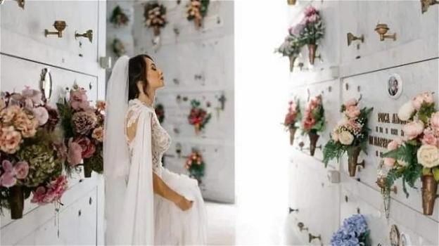 Napoli, prima di sposarsi l’omaggio alla tomba del papà: la foto commuove il web