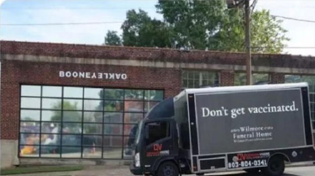 USA, campagna pro-vax con un carro funebre: "Non vaccinatevi"