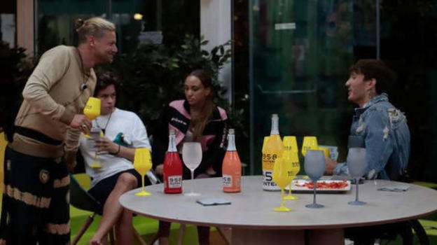 GF Vip 6, passione e baci in piscina: "Mi fai stare bene…"