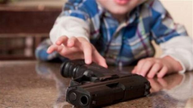 USA, bimbo muore nel giorno del suo compleanno: si è sparato un colpo di pistola accidentalmente