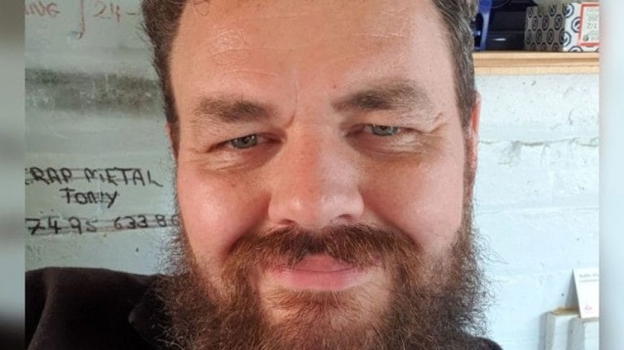 Regno Unito, l’ambulanza sbaglia indirizzo di casa: padre 36enne muore di Covid
