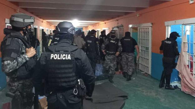 Ecuador, sanguinosi scontri tra gang in carcere: 116 morti di cui 6 decapitati