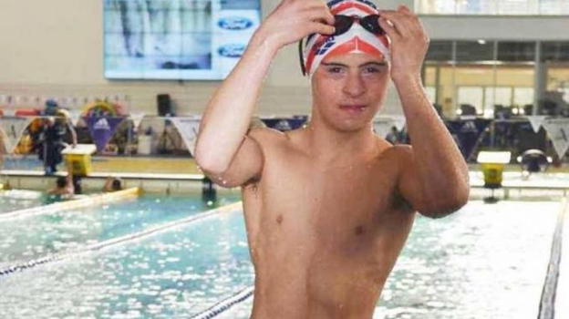 Valerio salvò una bambina che stava annegando: ha ricevuto il titolo di poliziotto ad honorem