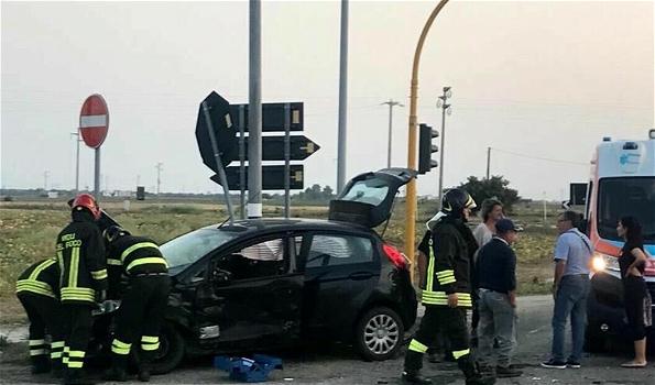 Brindisi, scontro tra due auto all’incrocio tra due provinciali: tre feriti