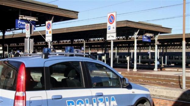 Prato: aggredita e spinta dalle scale della stazione per rapina, 62enne è grave