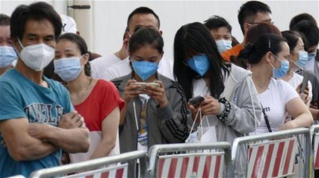 Prato: 23enne cinese non vaccinata muore di Covid, assalto dei connazionali agli hub