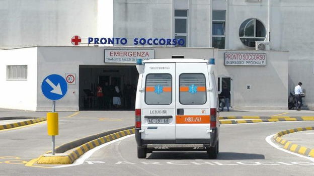 Brindisi, furgone tampona Tir e resta agganciato: trascinato per 50 metri