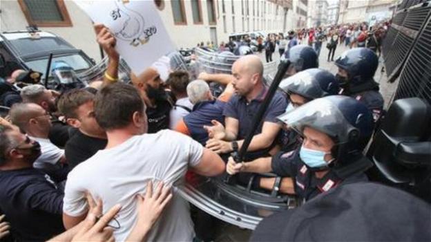 Milano, scontri con la Polizia ad un corteo no Green-Pass