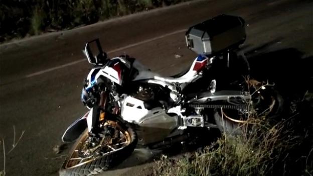 Taranto, si schianta con la moto contro un’auto tamponandola: morto sul colpo