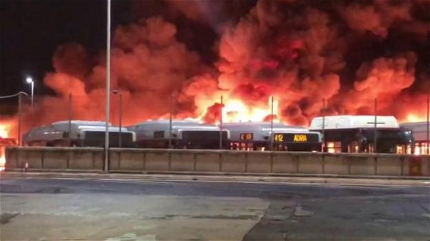 Roma, rogo nella rimessa Atac: 20 bus distrutti dalle fiamme