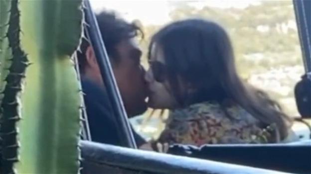 Galeotto fu il set: scatta il bacio tra Riccardo Scamarcio e Benedetta Porcaroli