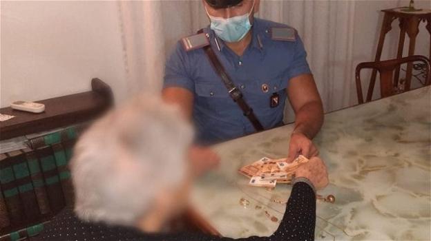 Nonna raggirata con la scusa del finto nipote in difficoltà: i carabinieri le riportano la refurtiva