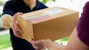 Riceve le scarpe sbagliate ordinate online, aggredisce e rapina il corriere