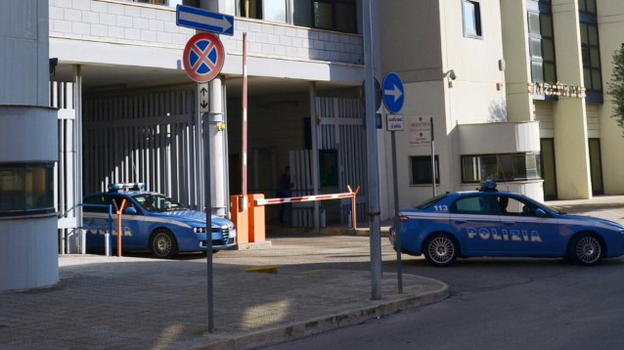 Brindisi, ingerisce ovuli contenenti droga e si sente male: operato e arrestato