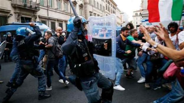Roma, la manifestazione dei no green pass sfocia in scontri e devastazioni