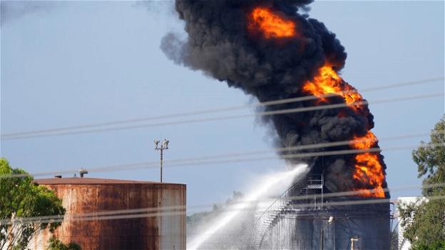 Libano, incendio in un deposito di carburanti: Vigili del Fuoco evitano l’esplosione