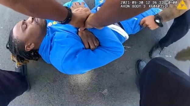 USA, paraplegico afroamericano strattonato e buttato a terra durante un controllo